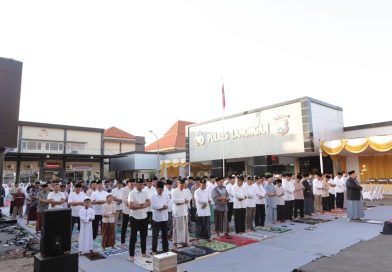 Kapolres Lamongan Beserta Jajaran dan Warga Sekitar Laksanakan Sholat Idul Adha 1446 H di Mapolres