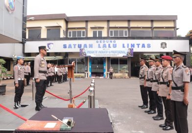 Upacara Kenaikan Pangkat Pengabdian dan Serah Terima Jabatan Pejabat Utama Polres Lamongan Berlangsung Khidmat