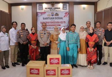 Wakapolres Lamongan Berikan Bansos untuk Penyandang Disabilitas di SLB Negeri Lamongan dalam Rangka HUT Bhayangkara ke-79