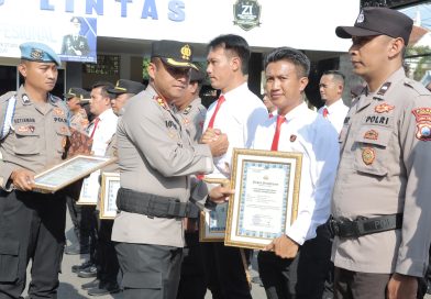 Polres Lamongan Gelar Upacara Pemberian Penghargaan bagi Personel Berprestasi dan Masyarakat yang Bantu Tugas Polri Polres Lamongan Gelar Upacara Pemberian Penghargaan bagi Personel Berprestasi dan Masyarakat yang Bantu Tugas Polri