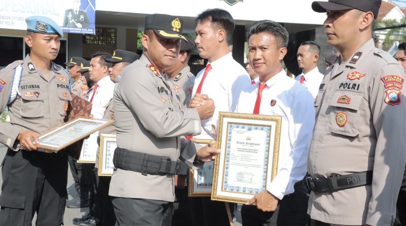 Polres Lamongan Gelar Upacara Pemberian Penghargaan bagi Personel Berprestasi dan Masyarakat yang Bantu Tugas Polri Polres Lamongan Gelar Upacara Pemberian Penghargaan bagi Personel Berprestasi dan Masyarakat yang Bantu Tugas Polri