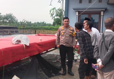 Polsek Kembangbahu Tanggap Darurat, Evakuasi Pohon Tumbang dan Cek Panggung Hajatan Roboh Terkena Puting Beliung Polsek Kembangbahu Tanggap Darurat, Evakuasi Pohon Tumbang dan Cek Panggung Hajatan Roboh Terkena Puting Beliung