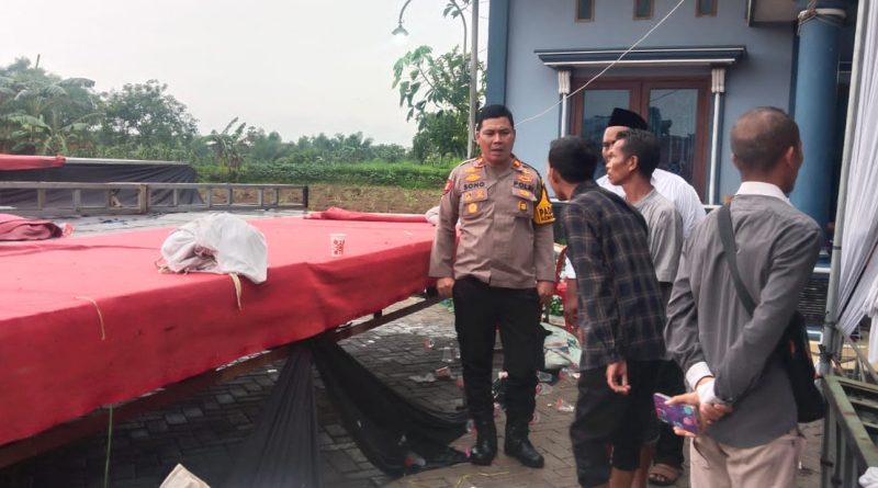 Polsek Kembangbahu Tanggap Darurat, Evakuasi Pohon Tumbang dan Cek Panggung Hajatan Roboh Terkena Puting Beliung Polsek Kembangbahu Tanggap Darurat, Evakuasi Pohon Tumbang dan Cek Panggung Hajatan Roboh Terkena Puting Beliung
