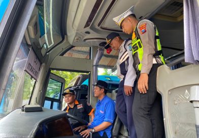 Satlantas Polres Lamongan Gelar Ramp Check Bus dan Tes Urine Awak Bus Jelang Natal 2025 dan Tahun Baru 2026 Satlantas Polres Lamongan Gelar Ramp Check Bus dan Tes Urine Awak Bus Jelang Natal 2025 dan Tahun Baru 2026