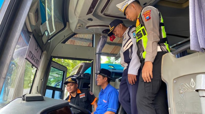 Satlantas Polres Lamongan Gelar Ramp Check Bus dan Tes Urine Awak Bus Jelang Natal 2025 dan Tahun Baru 2026 Satlantas Polres Lamongan Gelar Ramp Check Bus dan Tes Urine Awak Bus Jelang Natal 2025 dan Tahun Baru 2026