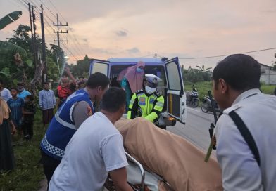 Aksi Sigap Satlantas Polres Lamongan Evakuasi Korban Laka Lantas di Sukodadi, Satu Orang Meninggal Dunia Aksi Sigap Satlantas Polres Lamongan Evakuasi Korban Laka Lantas di Sukodadi, Satu Orang Meninggal Dunia