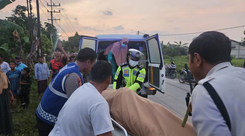 Aksi Sigap Satlantas Polres Lamongan Evakuasi Korban Laka Lantas di Sukodadi, Satu Orang Meninggal Dunia Aksi Sigap Satlantas Polres Lamongan Evakuasi Korban Laka Lantas di Sukodadi, Satu Orang Meninggal Dunia