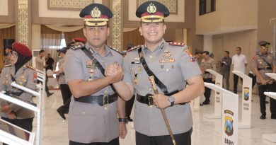 Sertijab di Polda Jatim,Tongkat Komando Polres Lamongan dari AKBP Agus Dwi Suryanto, S.I.K., M. H kepada AKBP Arif Fazlurrahman, S.H., S.I.K., M. Si.