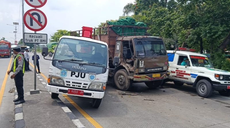 Satlantas Polres Lamongan Evakuasi Laka Lantas Beruntun di Jalur Lamongan–Gresik