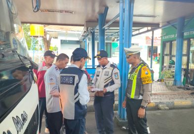 Satlantas Polres Lamongan Gelar Ramp Check Bus di Wisata Makam Sunan Drajad dalam Rangka Ops Keselamatan Semeru 2026