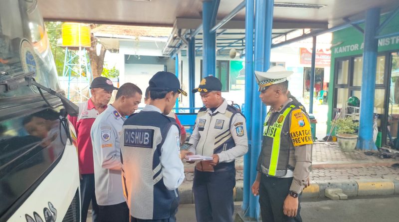 Satlantas Polres Lamongan Gelar Ramp Check Bus di Wisata Makam Sunan Drajad dalam Rangka Ops Keselamatan Semeru 2026