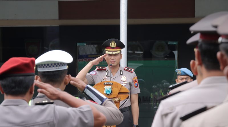 Wakapolres Lamongan Pimpin Apel Jam Pimpinan, Tegaskan Respons Cepat Call Center 110 dan Jaga Citra Institusi! Wakapolres Lamongan Pimpin Apel Jam Pimpinan, Tegaskan Respons Cepat Call Center 110 dan Jaga Citra Institusi!