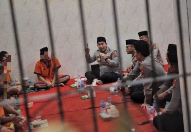 Kapolres Lamongan Pilih Buka Puasa Bersama Tahanan, Wujud Kepedulian dan Pembinaan di Bulan Suci Kapolres Lamongan Pilih Buka Puasa Bersama Tahanan, Wujud Kepedulian dan Pembinaan di Bulan Suci