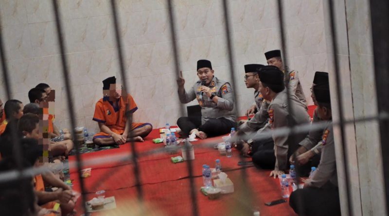 Kapolres Lamongan Pilih Buka Puasa Bersama Tahanan, Wujud Kepedulian dan Pembinaan di Bulan Suci Kapolres Lamongan Pilih Buka Puasa Bersama Tahanan, Wujud Kepedulian dan Pembinaan di Bulan Suci