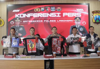 Polres Lamongan Gelar Press Release Pengungkapan Kekerasan Fisik terhadap Anak, 13 Pemuda Diamankan Polres Lamongan Gelar Press Release Pengungkapan Kekerasan Fisik terhadap Anak, 13 Pemuda Diamankan