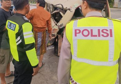 Unit Gakkum Satlantas Polres Lamongan Menolong Korban dan evakuasi Kendaraan Laka Lantas di Pucuk Unit Gakkum Satlantas Polres Lamongan Menolong Korban dan evakuasi Kendaraan Laka Lantas di Pucuk