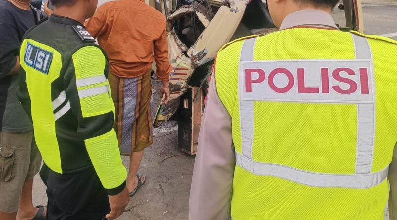 Unit Gakkum Satlantas Polres Lamongan Menolong Korban dan evakuasi Kendaraan Laka Lantas di Pucuk Unit Gakkum Satlantas Polres Lamongan Menolong Korban dan evakuasi Kendaraan Laka Lantas di Pucuk