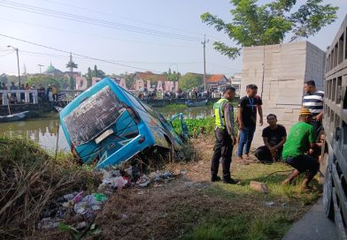 Respon Cepat Polres Lamongan, Lakukan Pertolongan Pertama pada Laka Tunggal Mobil Elf di Karangbinangun