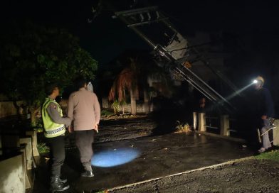 Respon Cepat Polsek Turi Tangani Dampak Angin Puting Beliung di Sejumlah Lokasi