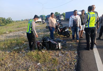 Diduga Pengendara Terobos Lampu Merah, Satlantas Polres Lamongan Sigap Evakuasi Korban Laka di Simpang 4 Dinoyo Diduga Pengendara Terobos Lampu Merah, Satlantas Polres Lamongan Sigap Evakuasi Korban Laka di Simpang 4 Dinoyo