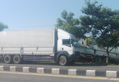 Satlantas Polres Lamongan Evakuasi Truk Bermuatan 25 Ton Jagung Alami Laka Tunggal di Deket Satlantas Polres Lamongan Evakuasi Truk Bermuatan 25 Ton Jagung Alami Laka Tunggal di Deket