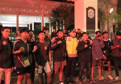 Salut ! Kapolres Lamongan Terjun Langsung Amankan Persela Anniversary, Berjalan Meriah dan Kondusif