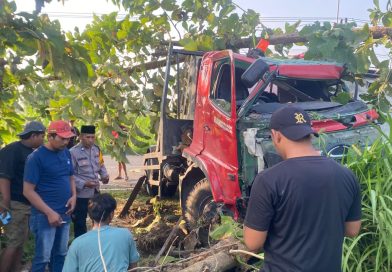 Polres Lamongan Respon Cepat Laka Lantas, Truk Tangki Tabrak Pohon di Solokuro