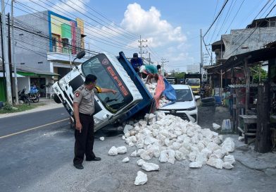 Dump Truck Alami Patah As di Paciran, Satlantas Polres Lamongan bersama Bhabinkamtibmas Sigap Evakuasi dan Atur Lalin
