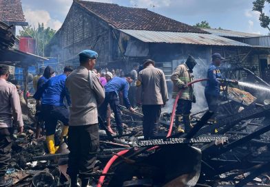 Kapolsek Babat Turun Langsung, Bantu Padamkan Sisa Kebakaran dan Selamatkan Harta Benda Warga