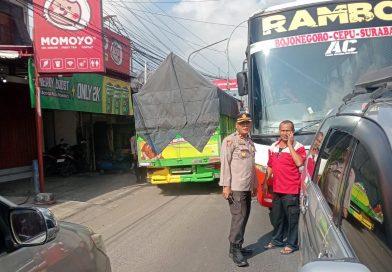 Quick Response Polsek Babat, Atasi Kepadatan Arus Lalulintas Dampak Kecelakaan di Perbatasan Tuban