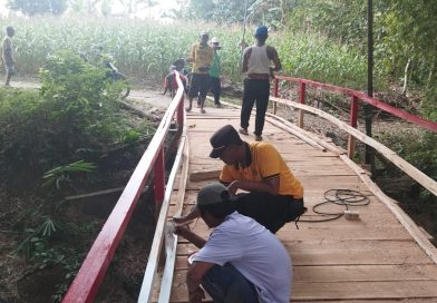Kapolsek Sambeng Bersama Warga Bangun Jembatan Darurat, Akses Vital Antar Desa  Kembali Terhubung