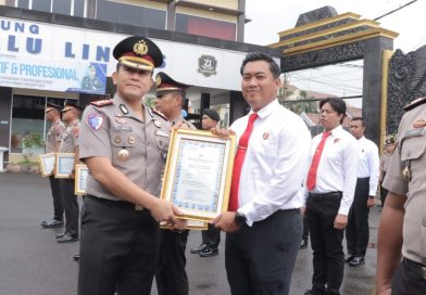 Polres Lamongan Beri Reward Anggota Berprestasi, Kapolres: Bekerja dengan Tulus dan Ikhlas