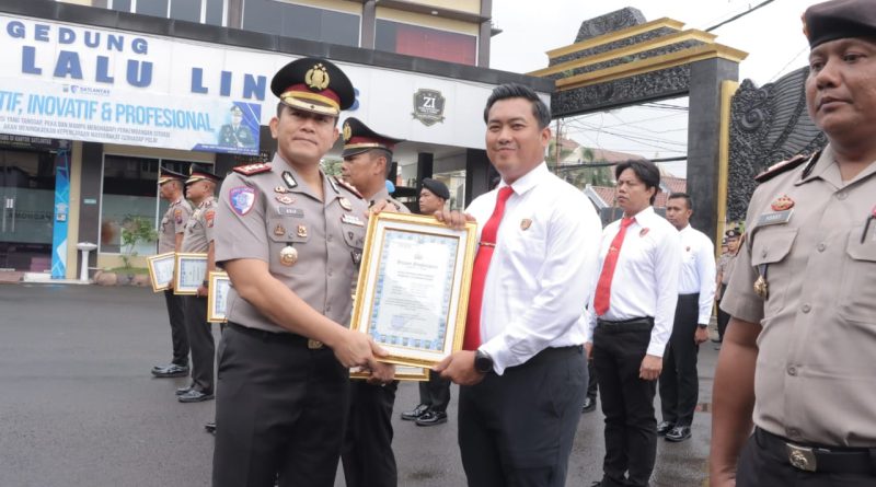 Polres Lamongan Beri Reward Anggota Berprestasi, Kapolres: Bekerja dengan Tulus dan Ikhlas