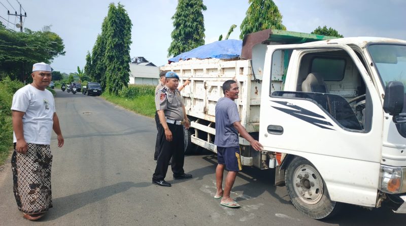 Truk Muat Pedel Tanpa Terpal Ditertibkan Polisi di Solokuro, Demi Keselamatan Pengguna Jalan