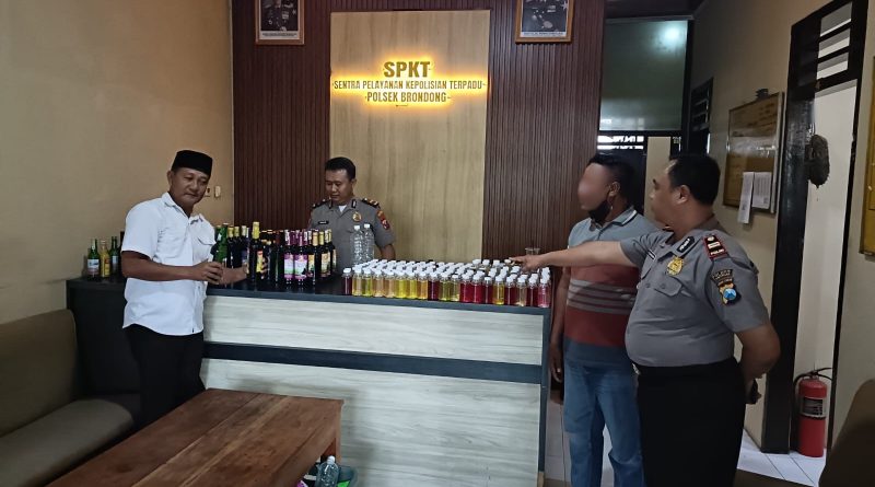 Polsek Brondong Amankan Ratusan Botol Miras Ilegal, Termasuk Arak dan “Es Moni”