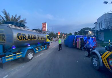 Quick Respons Polsek Ngimbang, Tangani Laka Tunggal Truk di Jalur Babat–Jombang