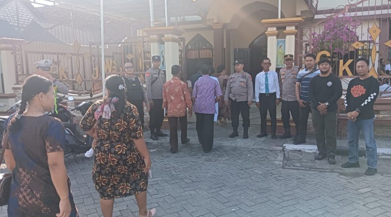 Polres Lamongan Sterilisasi dan Amankan Gereja Saat Ibadah Kenaikan Yesus Kristus, Wujud Toleransi dan Pelayanan Humanis Polres Lamongan Sterilisasi dan Amankan Gereja Saat Ibadah Kenaikan Yesus Kristus, Wujud Toleransi dan Pelayanan Humanis