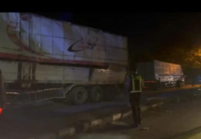 Polres Lamongan Berhasil Evakuasi Truk Trailer Terguling di Kebalandono Babat, Arus Lalu Lintas Kembali Lancar Polres Lamongan Berhasil Evakuasi Truk Trailer Terguling di Kebalandono Babat, Arus Lalu Lintas Kembali Lancar