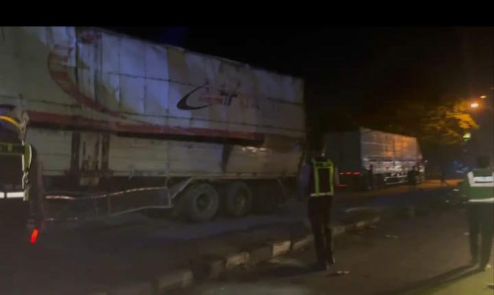 Polres Lamongan Berhasil Evakuasi Truk Trailer Terguling di Kebalandono Babat, Arus Lalu Lintas Kembali Lancar Polres Lamongan Berhasil Evakuasi Truk Trailer Terguling di Kebalandono Babat, Arus Lalu Lintas Kembali Lancar