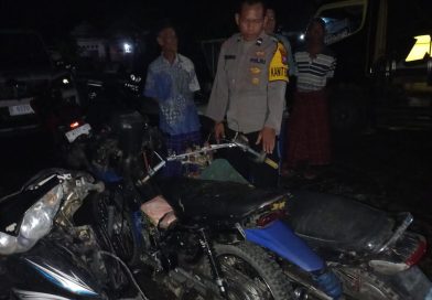 Kapolsek Sugio Bersama Warga Bantu Evakuasi Korban Puting Beliung di Gondang Lor Lamongan