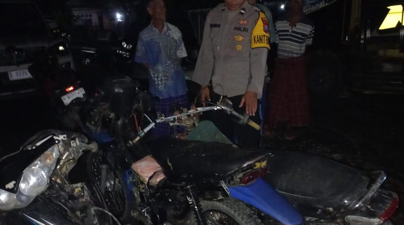 Kapolsek Sugio Bersama Warga Bantu Evakuasi Korban Puting Beliung di Gondang Lor Lamongan