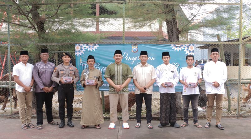 Polres Lamongan Kurban 19 Sapi dan 10 Kambing, Kapolres Sembelih Sendiri Sapi Limusin 1,2 Ton