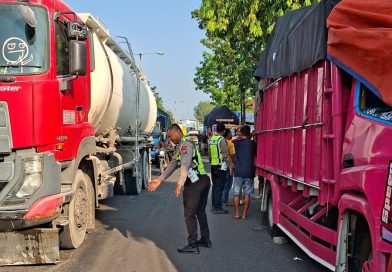 Truck Hantam Fuso Parkir di Badan Jalan, Polres Lamongan Lakukan Evakuasi Kendaraan dan Pengaturan Arus Lalu Lintas