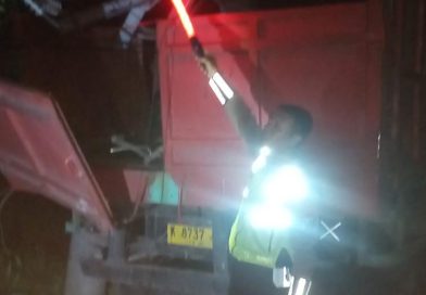 Polisi Gerak Cepat Tindak Lanjuti Laporan Warga, Laka Tunggal Truk Tronton Tumbangkan Tiang Listrik di Babat