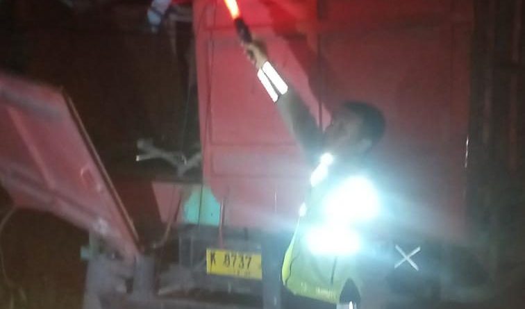 Polisi Gerak Cepat Tindak Lanjuti Laporan Warga, Laka Tunggal Truk Tronton Tumbangkan Tiang Listrik di Babat
