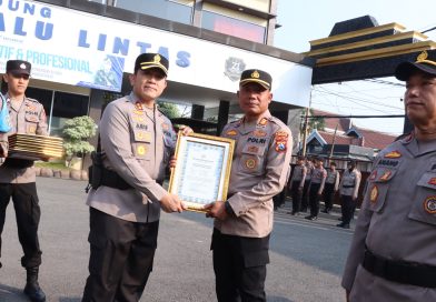 Hebat! Puluhan Personel Berprestasi Dapat Apresiasi Langsung dari Kapolres Lamongan Hebat! Puluhan Personel Berprestasi Dapat Apresiasi Langsung dari Kapolres Lamongan