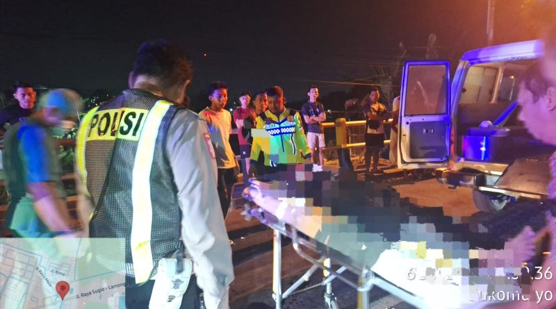 Dua Pelajar Meninggal Tabrakan Adu Depan, Polisi Lamongan Lakukan Evakuasi