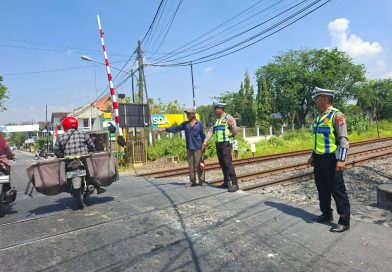 Polisi Tolong Pengendara Scoopy Usai Laka dengan KA Pandalungan di Sukodadi