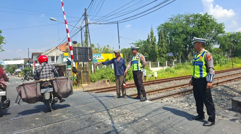 Polisi Tolong Pengendara Scoopy Usai Laka dengan KA Pandalungan di Sukodadi