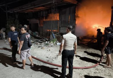 Respon Cepat Laporan 110, Polres Lamongan Bantu Tangani Kebakaran Gudang di Sukodadi